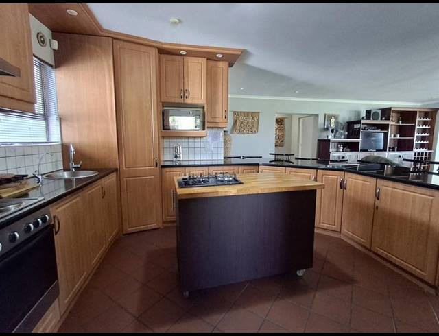 4 BEDROOM HOUSE FOR SALE IN BRITANNIA BAY